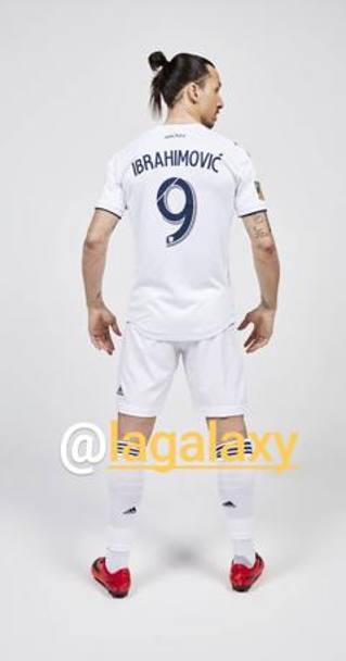 Zlatan Ibrahimovic, 36 anni, posa con la nuova maglia. Foto Instagram